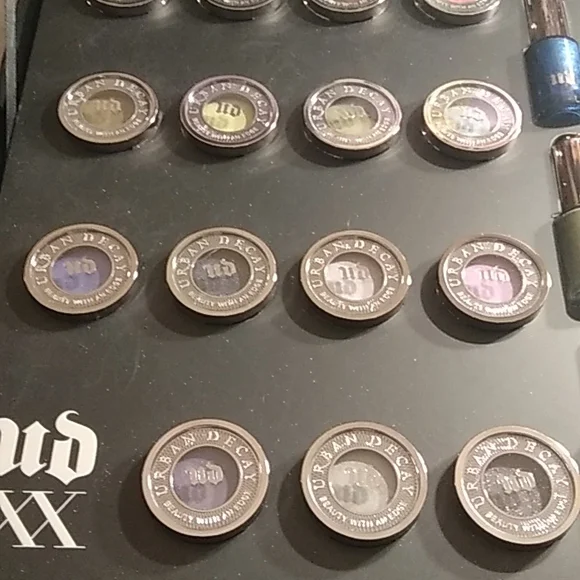 URBAN DECAY 20 YEARS OF BEAUTY WITH AN EDGE MAKEUP VAULT